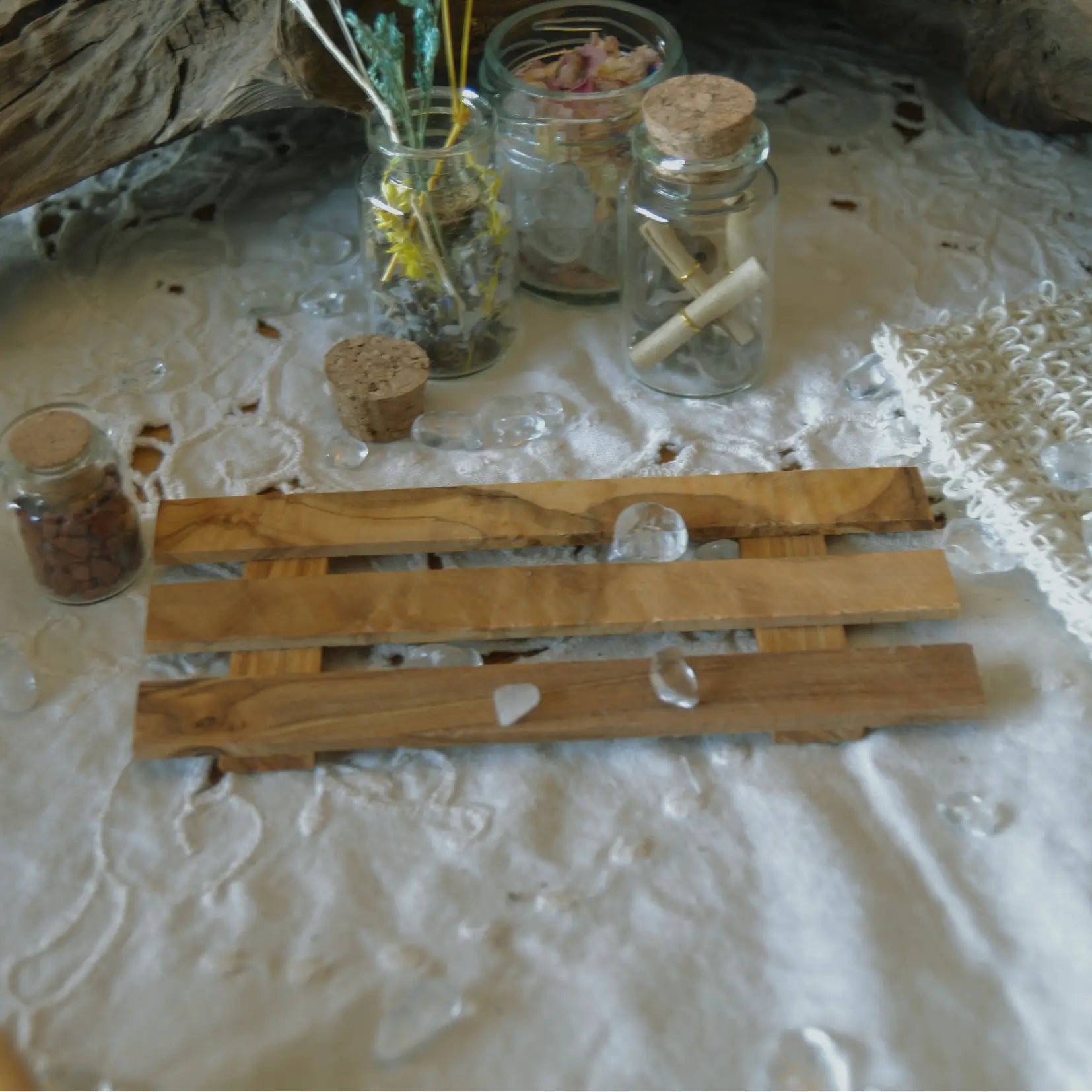 Porte-savon palette en bois d’olivier artisanal – Création artisanale | Le sens des choses – Boutique de bougies parfumées végétales, décorations et savons