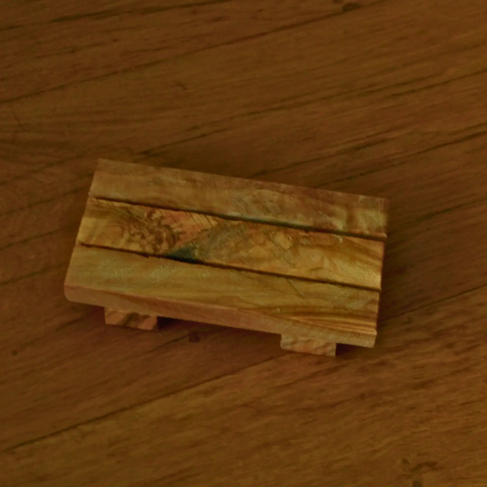 Image de Porte-savon palette en bois d’olivier artisanal | Le sens des choses – boutique artisanale éthique de bougies parfumées et savons naturels fabriqués en France