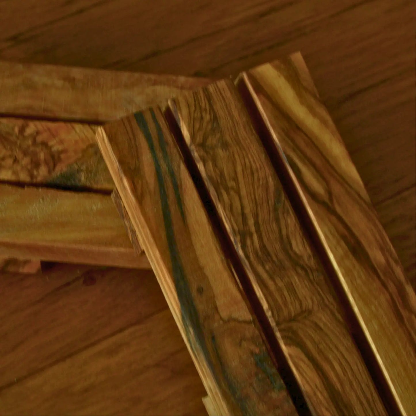 Image de Porte-savon palette en bois d’olivier artisanal | Le sens des choses – boutique artisanale éthique de bougies parfumées et savons naturels fabriqués en France