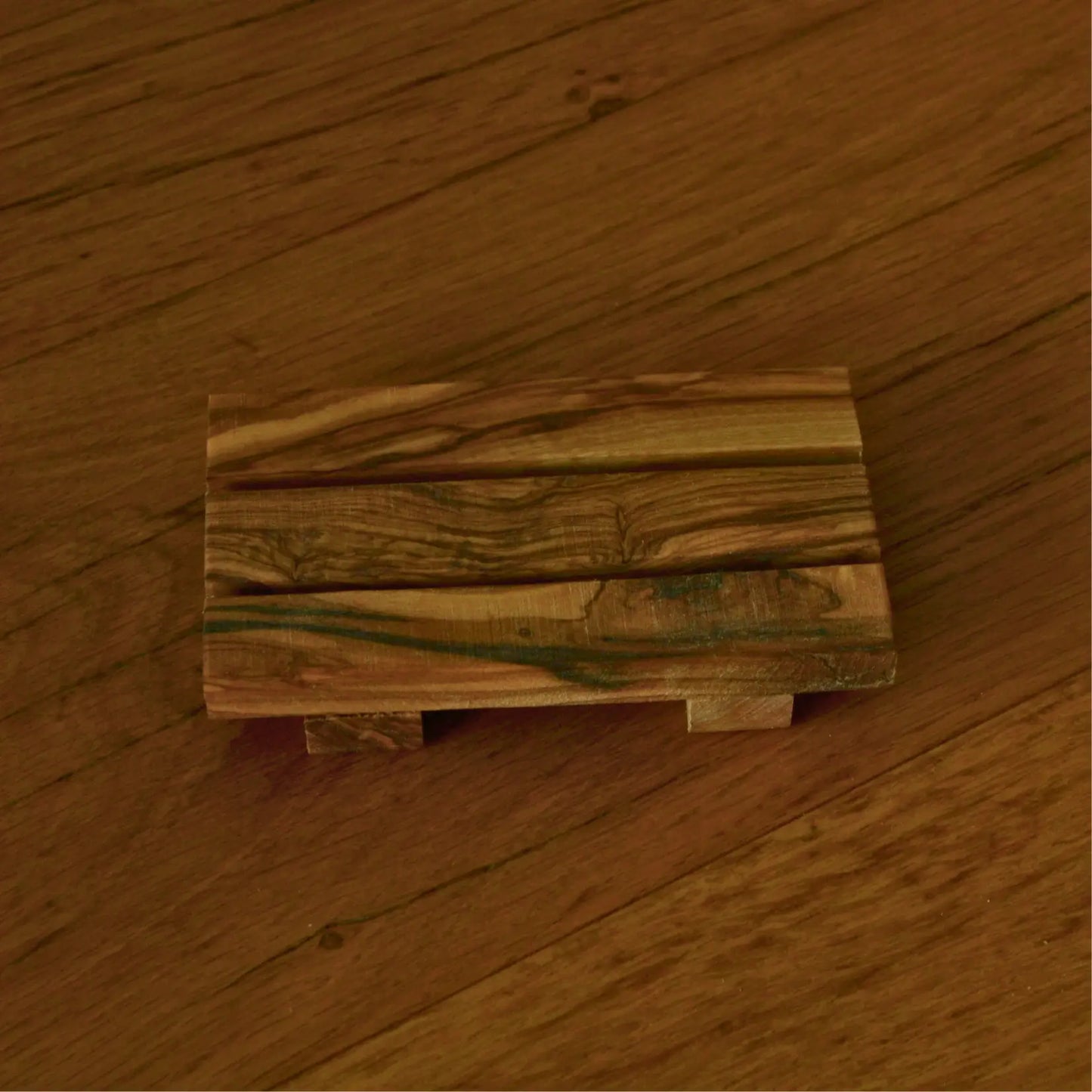 Image de Porte-savon palette en bois d’olivier artisanal | Le sens des choses – boutique artisanale éthique de bougies parfumées et savons naturels fabriqués en France