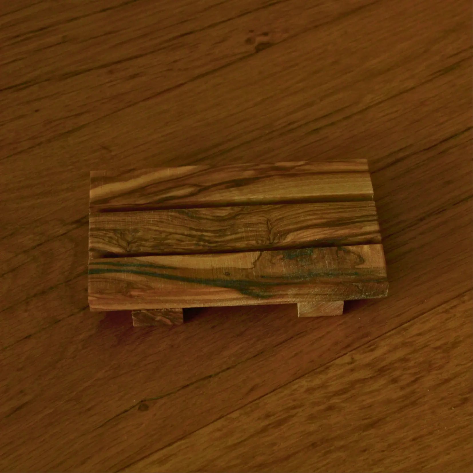 Image de Porte-savon palette en bois d’olivier artisanal | Le sens des choses – boutique artisanale éthique de bougies parfumées et savons naturels fabriqués en France