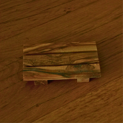 Image de Porte-savon palette en bois d’olivier artisanal | Le sens des choses – boutique artisanale éthique de bougies parfumées et savons naturels fabriqués en France