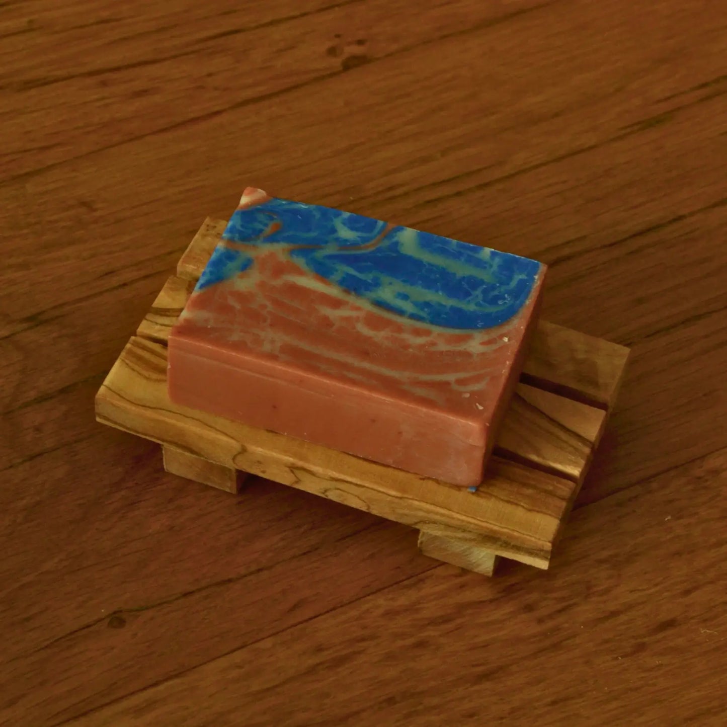 Image de Porte-savon palette en bois d’olivier artisanal | Le sens des choses – boutique artisanale éthique de bougies parfumées et savons naturels fabriqués en France