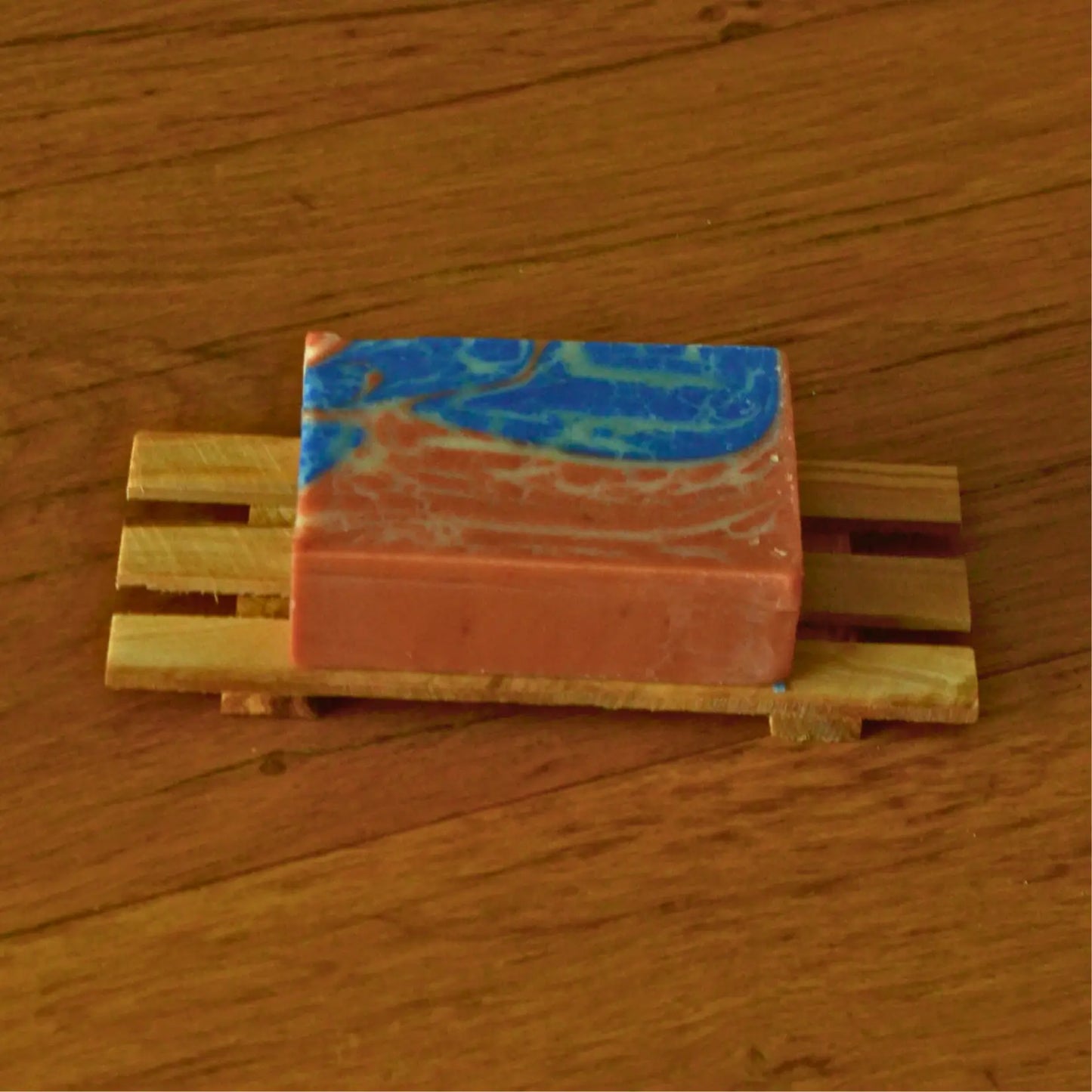 Image de Porte-savon palette en bois d’olivier artisanal | Le sens des choses – boutique artisanale éthique de bougies parfumées et savons naturels fabriqués en France