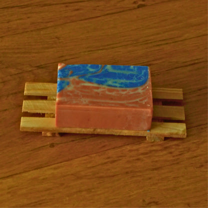 Image de Porte-savon palette en bois d’olivier artisanal | Le sens des choses – boutique artisanale éthique de bougies parfumées et savons naturels fabriqués en France