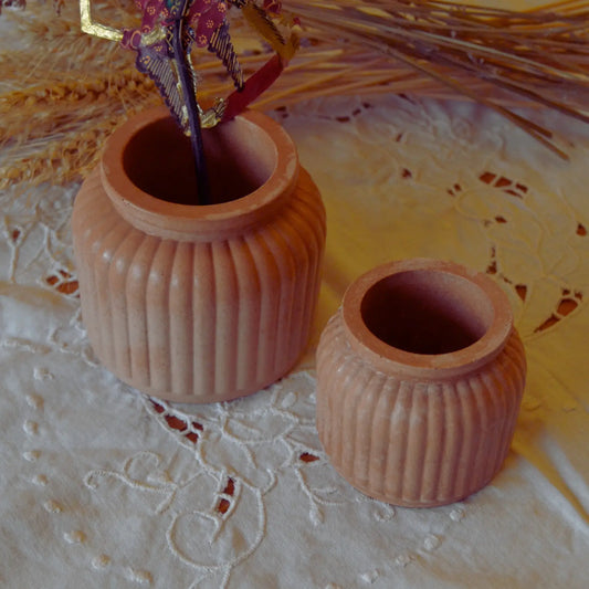 Flora — Pot décoratif en jesmonite terracotta