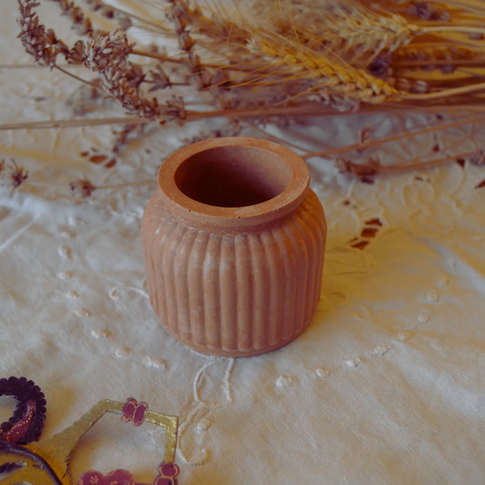 Flora — Pot décoratif en jesmonite terracotta – Création artisanale | Le sens des choses – Boutique de bougies parfumées végétales, décorations et savons