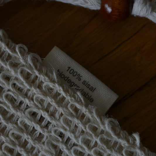 Image de sachet à savon en sisal naturel biodégradable | Le sens des choses, boutique en ligne de produits artisanaux, naturels et écoresponsables, fabriqués en France ou en Europe : savons artisanaux, bougies parfumées, accessoires zéro déchet.