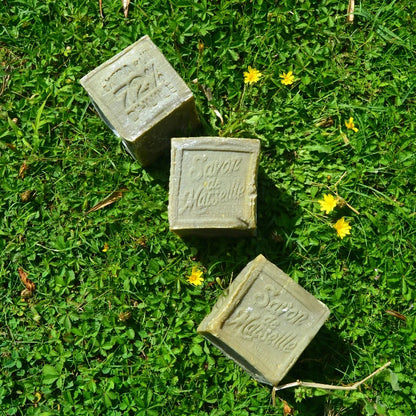 Image de Savon de Marseille traditionnel — 72 % d’huile d’olive | Le sens des choses – boutique artisanale de savons et bougies parfumées naturels fabriqués en France