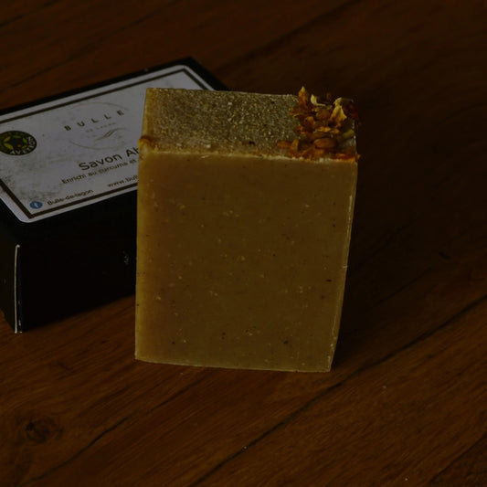 Image de savon à l'abricot et curcuma (surgras 8 %) | Le sens des choses, boutique en ligne de produits artisanaux, naturels et écoresponsables, fabriqués en France ou en Europe : savons artisanaux, bougies parfumées, accessoires zéro déchet.