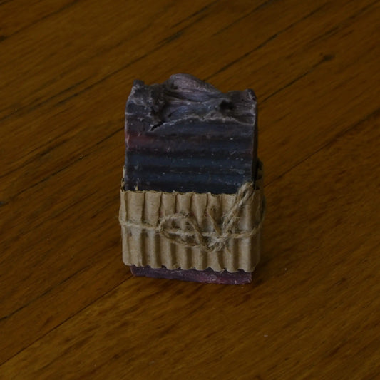 Image de savon à l’argile rouge purifiant | Le sens des choses, boutique en ligne de produits artisanaux, naturels et écoresponsables, fabriqués en France ou en Europe : savons artisanaux, bougies parfumées, accessoires zéro déchet.