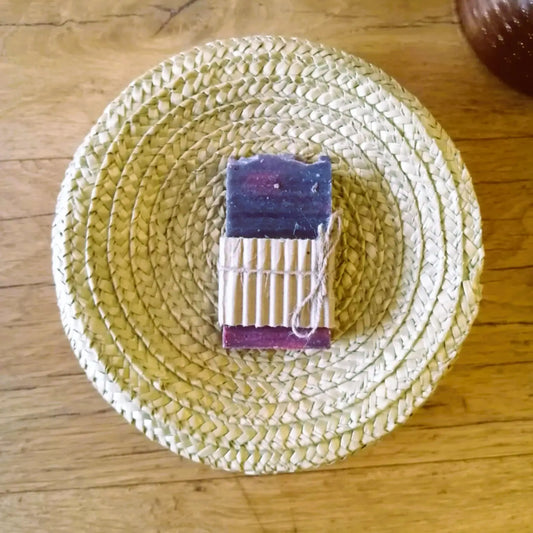savon à l’argile rouge — purifiant et tonifiant | Le sens des choses, boutique en ligne de produits artisanaux, naturels et écoresponsables fabriqués en France ou en Europe.