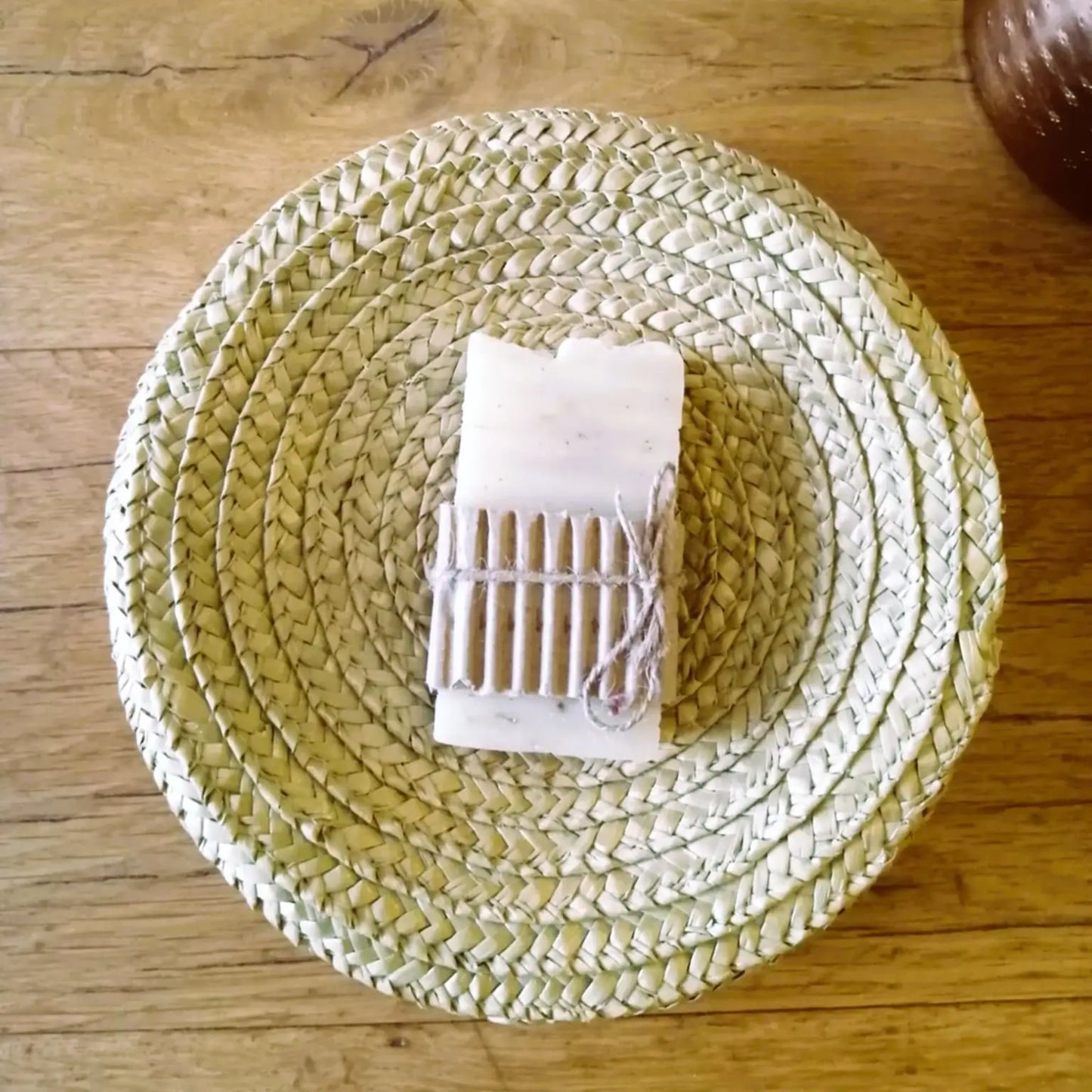 savon à l’arnica — apaisant & réparateur | Le sens des choses, boutique en ligne de produits artisanaux, naturels et écoresponsables fabriqués en France ou en Europe.