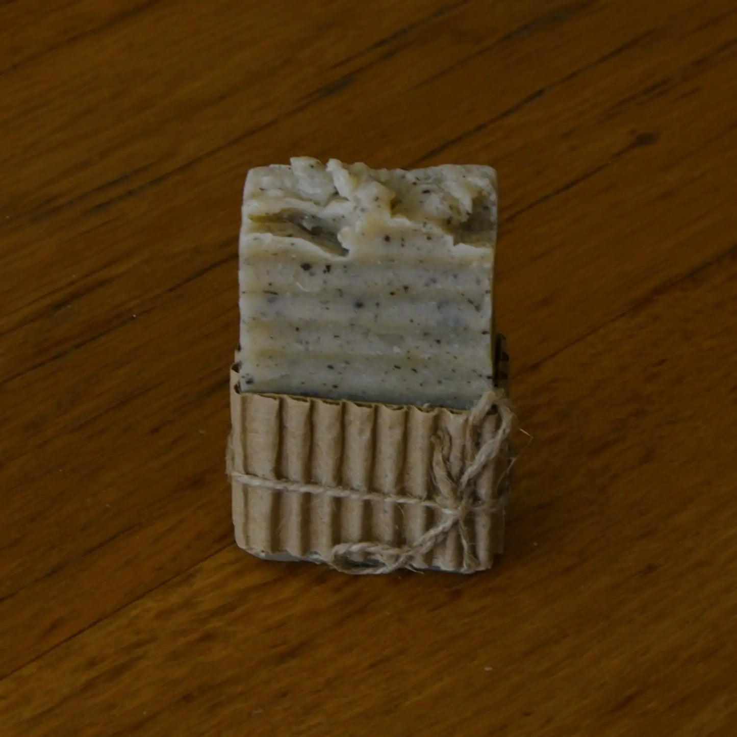 Image de Savon artisanal à l’avoine apaisant et exfoliant | Le sens des choses – boutique artisanale de savons et bougies parfumées naturels fabriqués en France