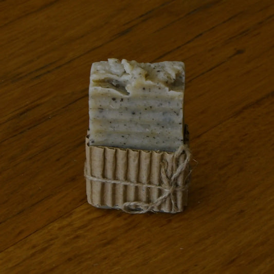 Image de savon à l’avoine apaisant et exfoliant | Le sens des choses, boutique en ligne de produits artisanaux, naturels et écoresponsables, fabriqués en France ou en Europe : savons artisanaux, bougies parfumées, accessoires zéro déchet.