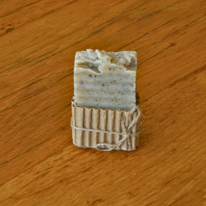 Image de Savon artisanal à l’avoine apaisant et exfoliant | Le sens des choses – boutique artisanale éthique de bougies parfumées et savons naturels fabriqués en France