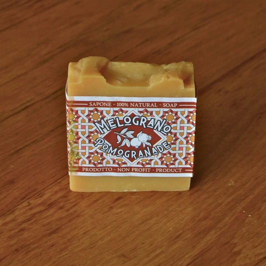 Image de Savon artisanal à l’huile de pépins de grenade | Le sens des choses – boutique artisanale de bougies parfumées végétales et savons naturels fabriqués en Charente-Maritime