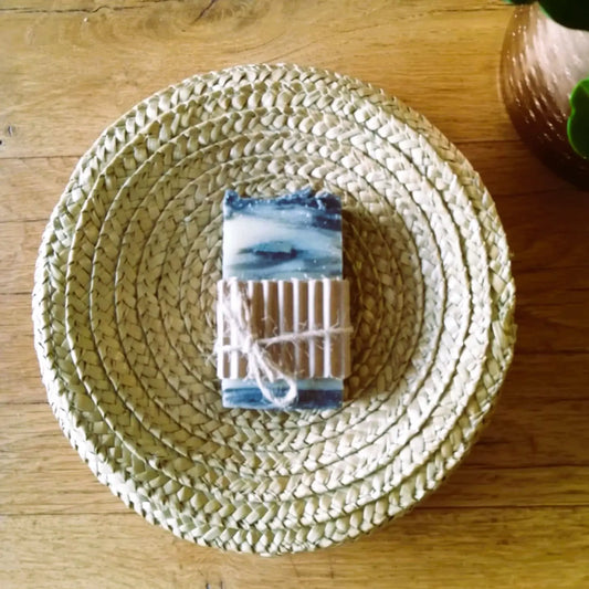 savon à la boue marine — revitalisant et détoxifiant | Le sens des choses, boutique en ligne de produits artisanaux, naturels et écoresponsables fabriqués en France ou en Europe.