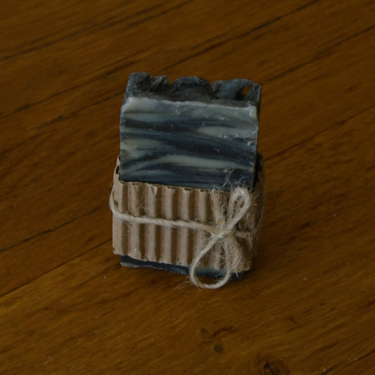 Image de savon à la boue marine revitalisant et détoxifiant | Le sens des choses, boutique en ligne de produits artisanaux, naturels et écoresponsables, fabriqués en France ou en Europe : savons artisanaux, bougies parfumées, accessoires zéro déchet.