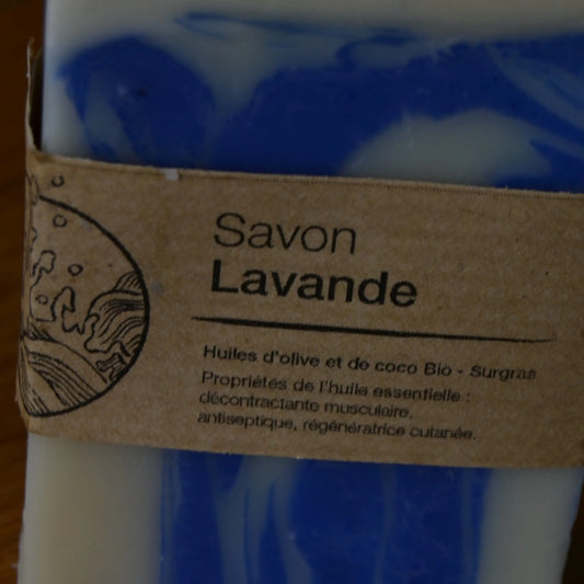Image de savon à la lavande | Le sens des choses, boutique en ligne de produits artisanaux, naturels et écoresponsables, fabriqués en France ou en Europe : savons artisanaux, bougies parfumées, accessoires zéro déchet.