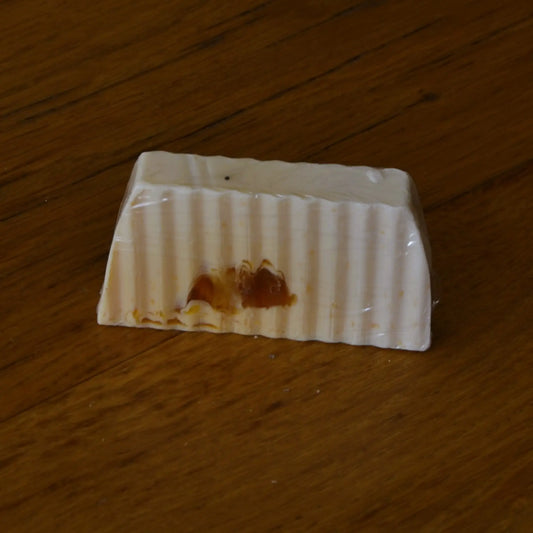 Image de savon végétal à la noix de coco | Le sens des choses, boutique en ligne de produits artisanaux, naturels et écoresponsables, fabriqués en France ou en Europe : savons artisanaux, bougies parfumées, accessoires zéro déchet.
