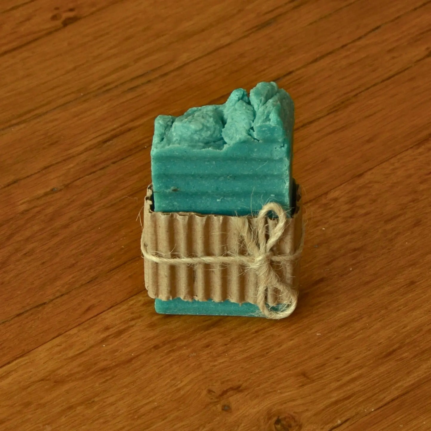 Image de Savon artisanal à la pierre ponce exfoliant et purifiant | Le sens des choses – boutique artisanale éthique de bougies parfumées et savons naturels fabriqués en France