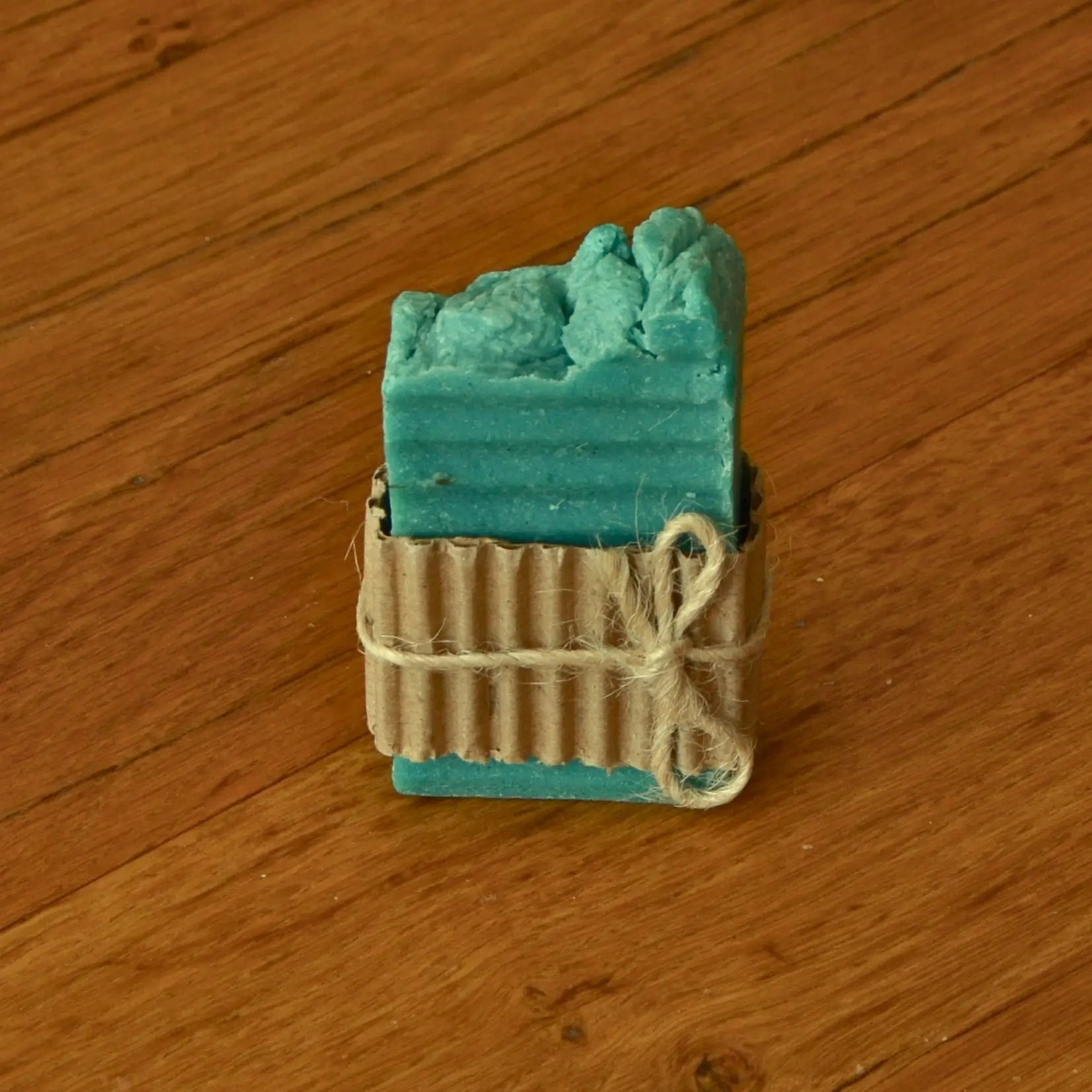 Image de Savon artisanal à la pierre ponce exfoliant et purifiant | Le sens des choses – boutique artisanale éthique de bougies parfumées et savons naturels fabriqués en France