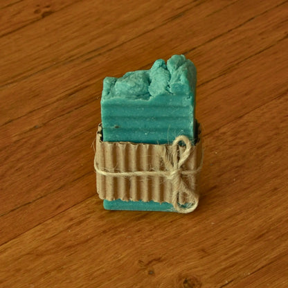 Image de Savon artisanal à la pierre ponce exfoliant et purifiant | Le sens des choses – boutique artisanale éthique de bougies parfumées et savons naturels fabriqués en France