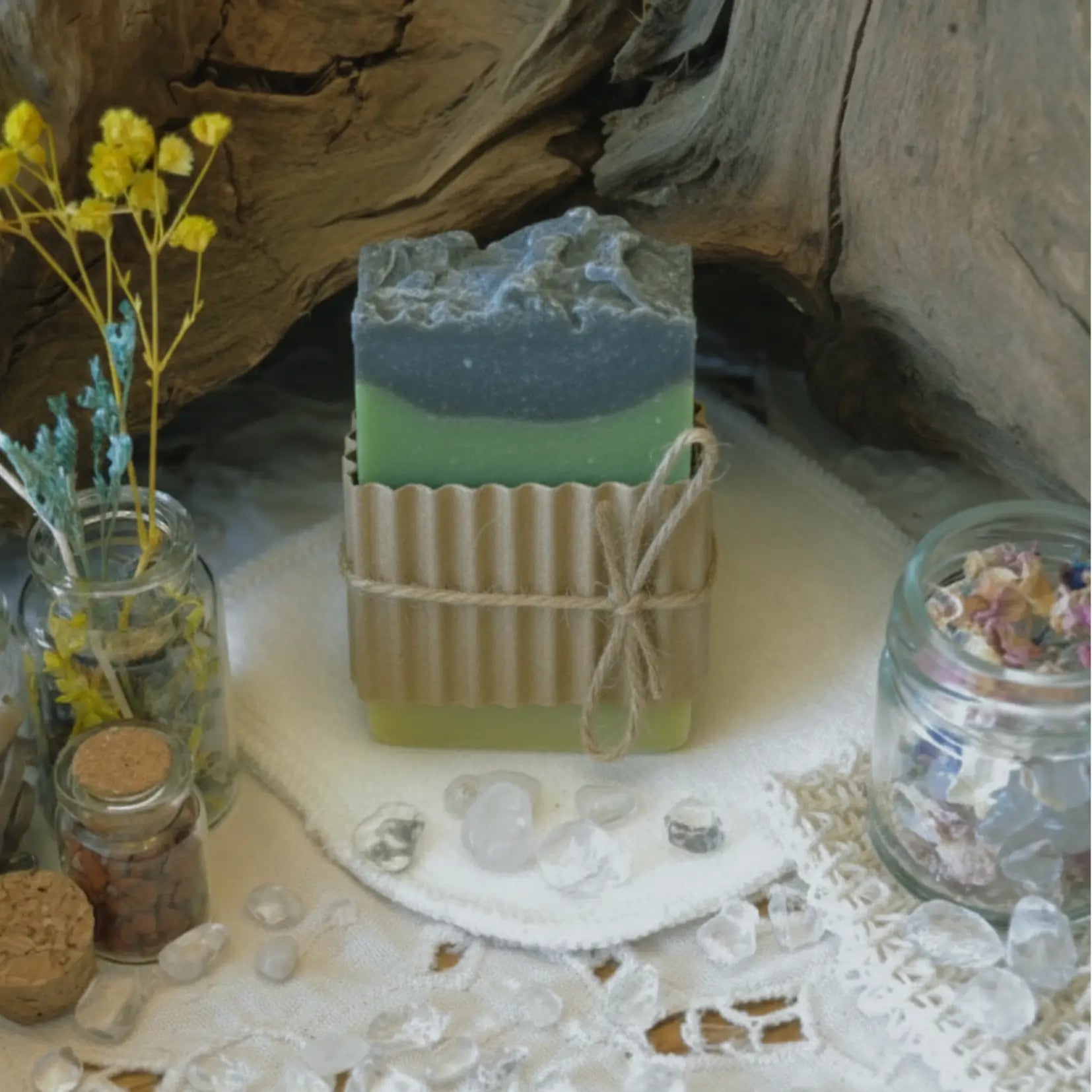 Savon artisanal à l’avocat réparateur – Création artisanale | Le sens des choses – Boutique de bougies parfumées végétales, décorations et savons