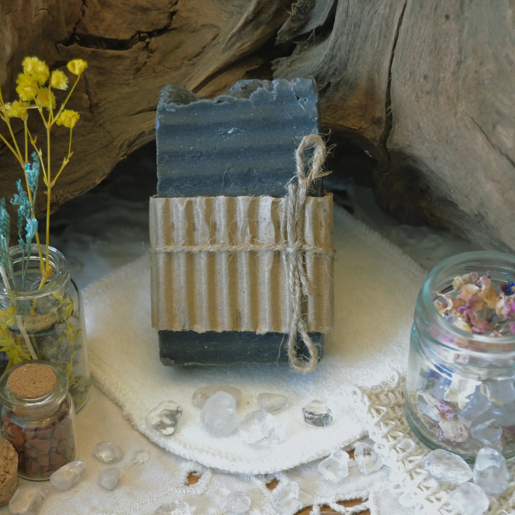 Savon purifiant au charbon actif | Savon solide naturel artisanal fabriqué par saponification à froid
