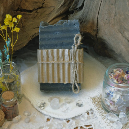Savon purifiant au charbon actif | Savon solide naturel artisanal fabriqué par saponification à froid