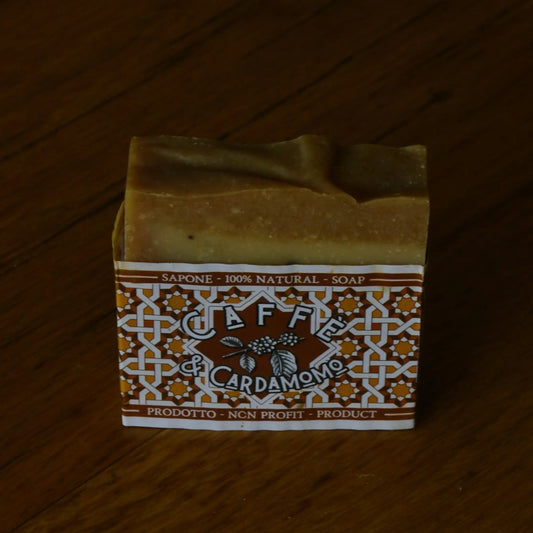 Image de savon à l'huile de graines de café et cardamome | Le sens des choses, boutique en ligne de produits artisanaux, naturels et écoresponsables, fabriqués en France ou en Europe : savons artisanaux, bougies parfumées, accessoires zéro déchet.
