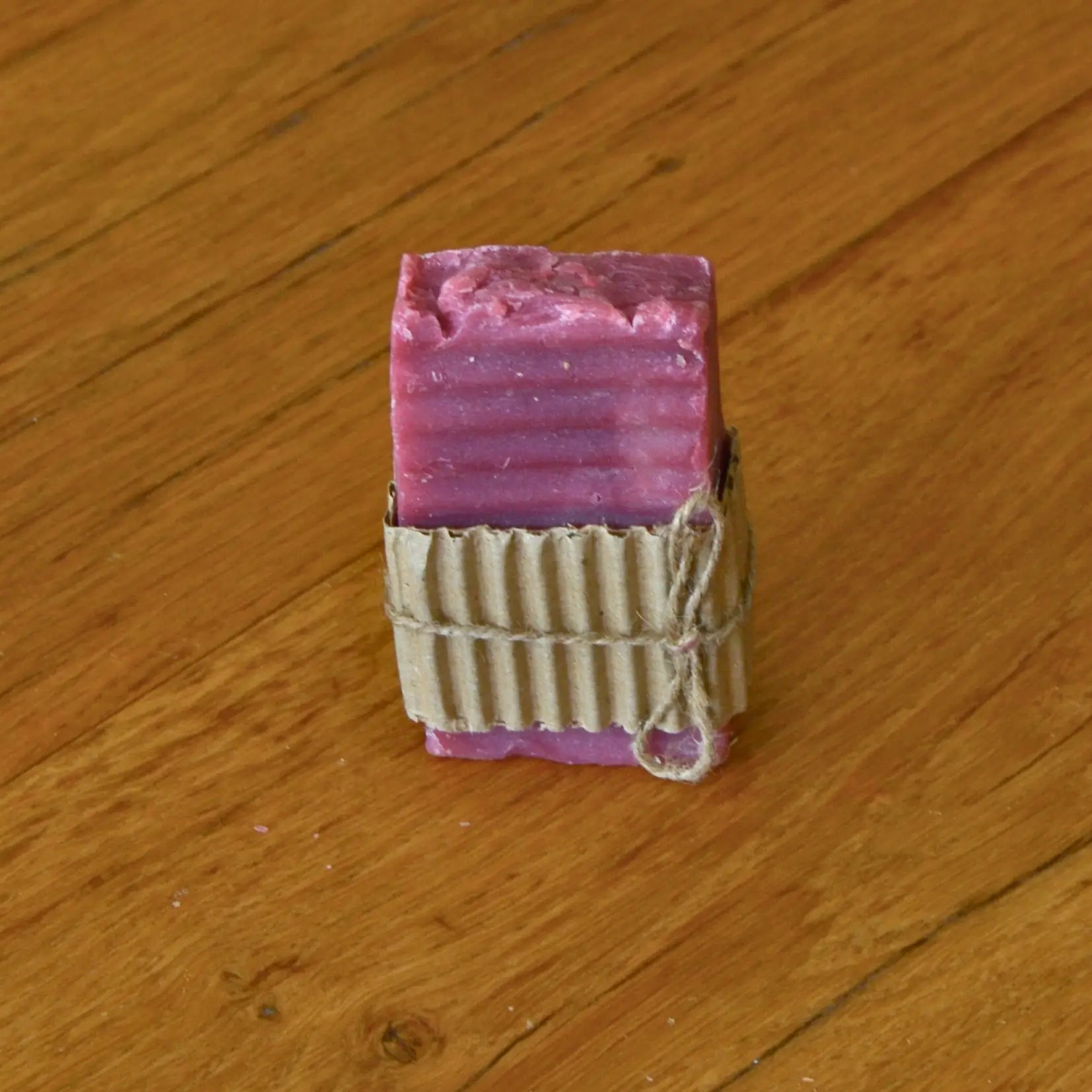 Image de Savon artisanal au calendula apaisant et cicatrisant | Le sens des choses – boutique artisanale de bougies parfumées végétales et savons naturels fabriqués en Charente-Maritime