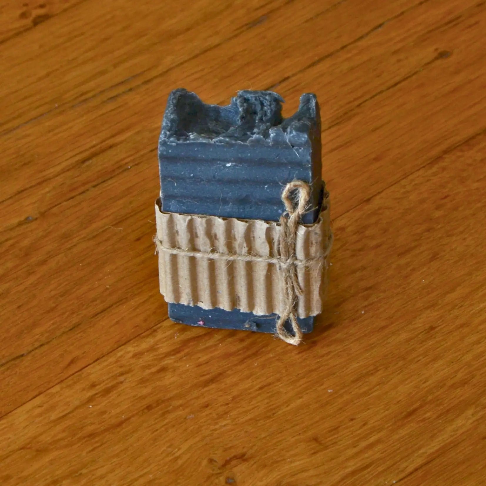 Image de Savon naturel au charbon actif purifiant et détoxifiant | Le sens des choses – boutique artisanale éthique de bougies parfumées et savons naturels fabriqués en France