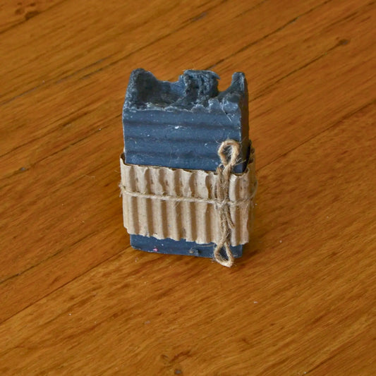 Image de Savon naturel au charbon actif purifiant et détoxifiant | Le sens des choses – boutique artisanale éthique de bougies parfumées et savons naturels fabriqués en France