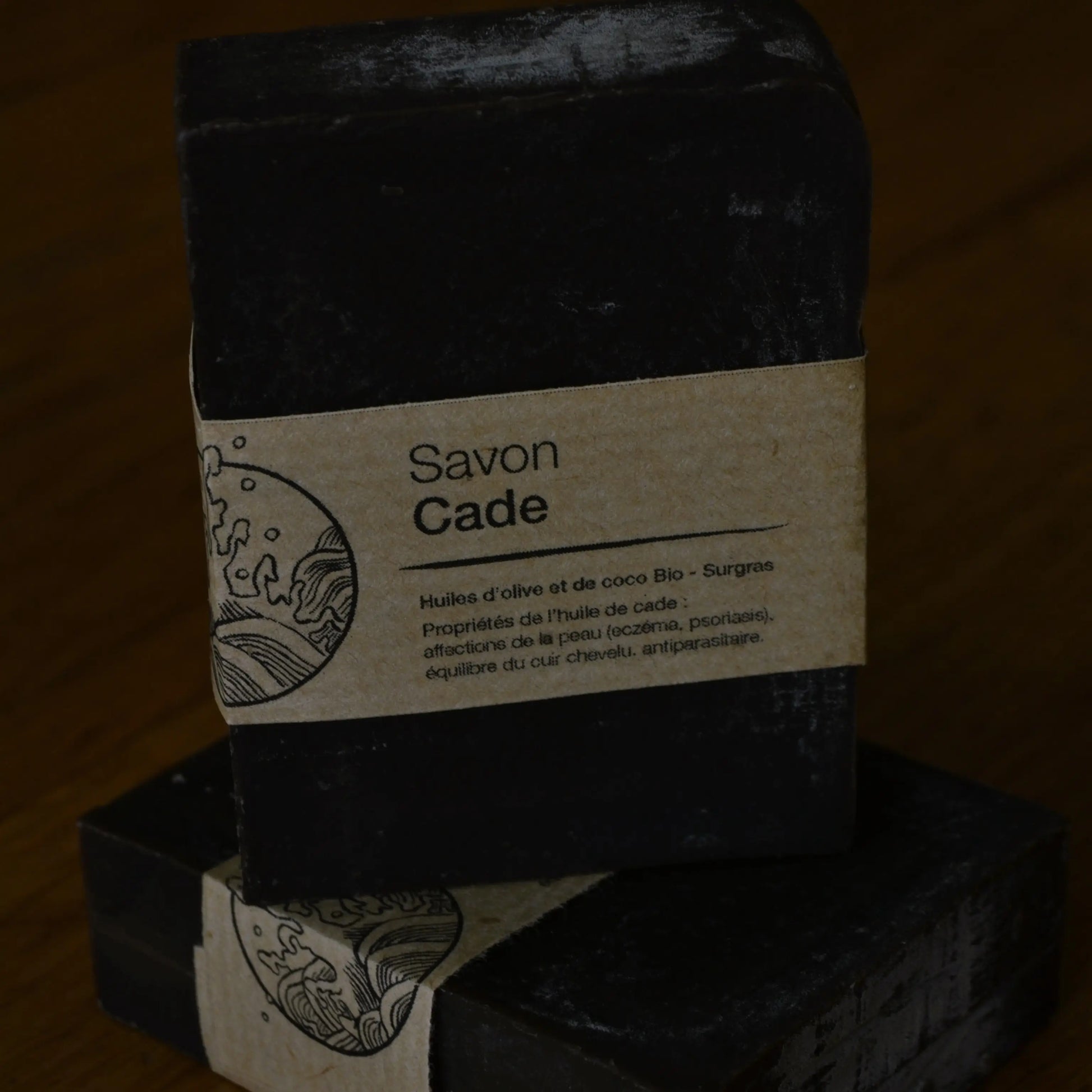 Image de savon au genévrier cade | Le sens des choses, boutique en ligne de produits artisanaux, naturels et écoresponsables, fabriqués en France ou en Europe : savons artisanaux, bougies parfumées, accessoires zéro déchet.