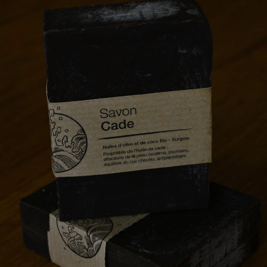 Image de savon au genévrier cade | Le sens des choses, boutique en ligne de produits artisanaux, naturels et écoresponsables, fabriqués en France ou en Europe : savons artisanaux, bougies parfumées, accessoires zéro déchet.