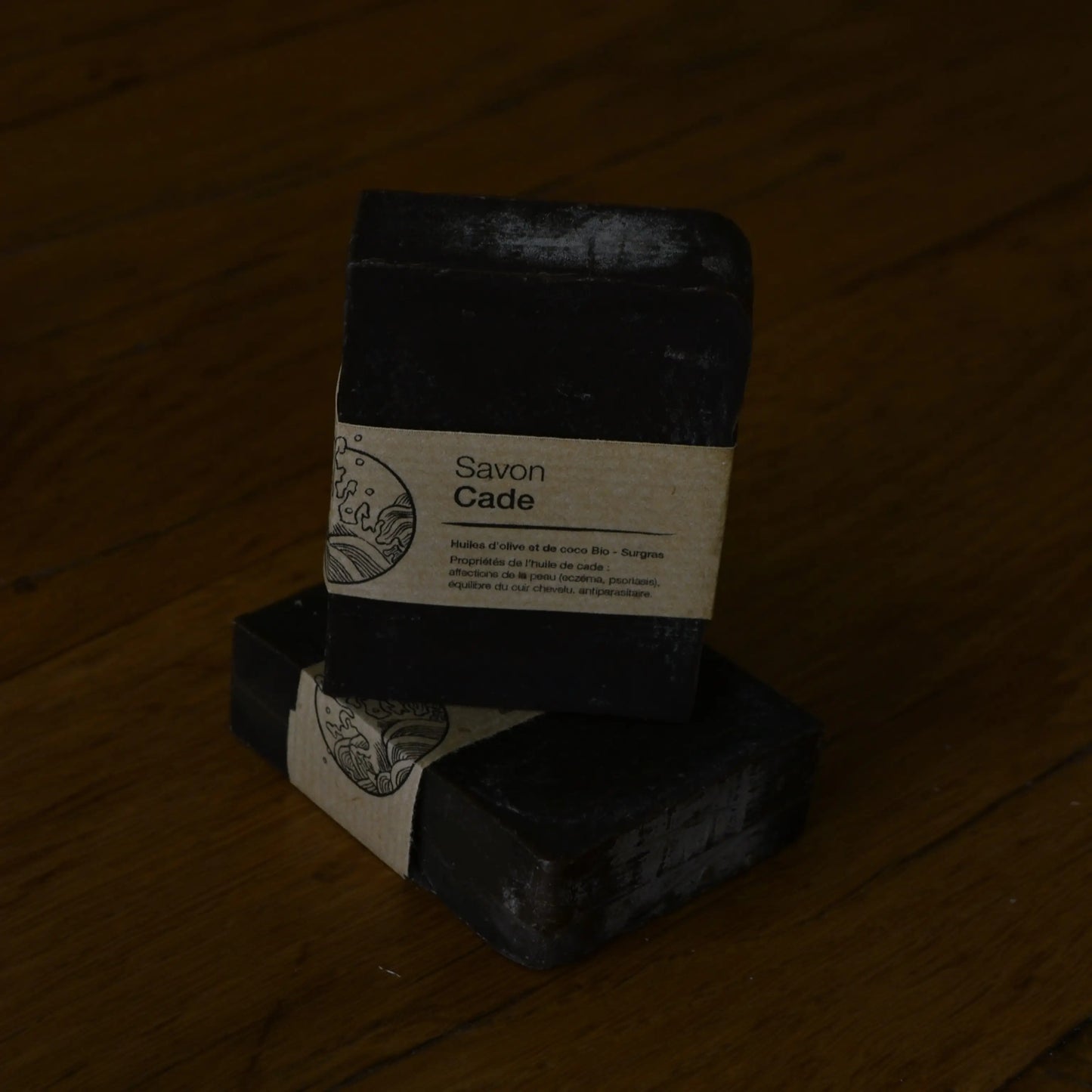 Image de savon au genévrier cade | Le sens des choses, boutique en ligne de produits artisanaux, naturels et écoresponsables, fabriqués en France ou en Europe : savons artisanaux, bougies parfumées, accessoires zéro déchet.