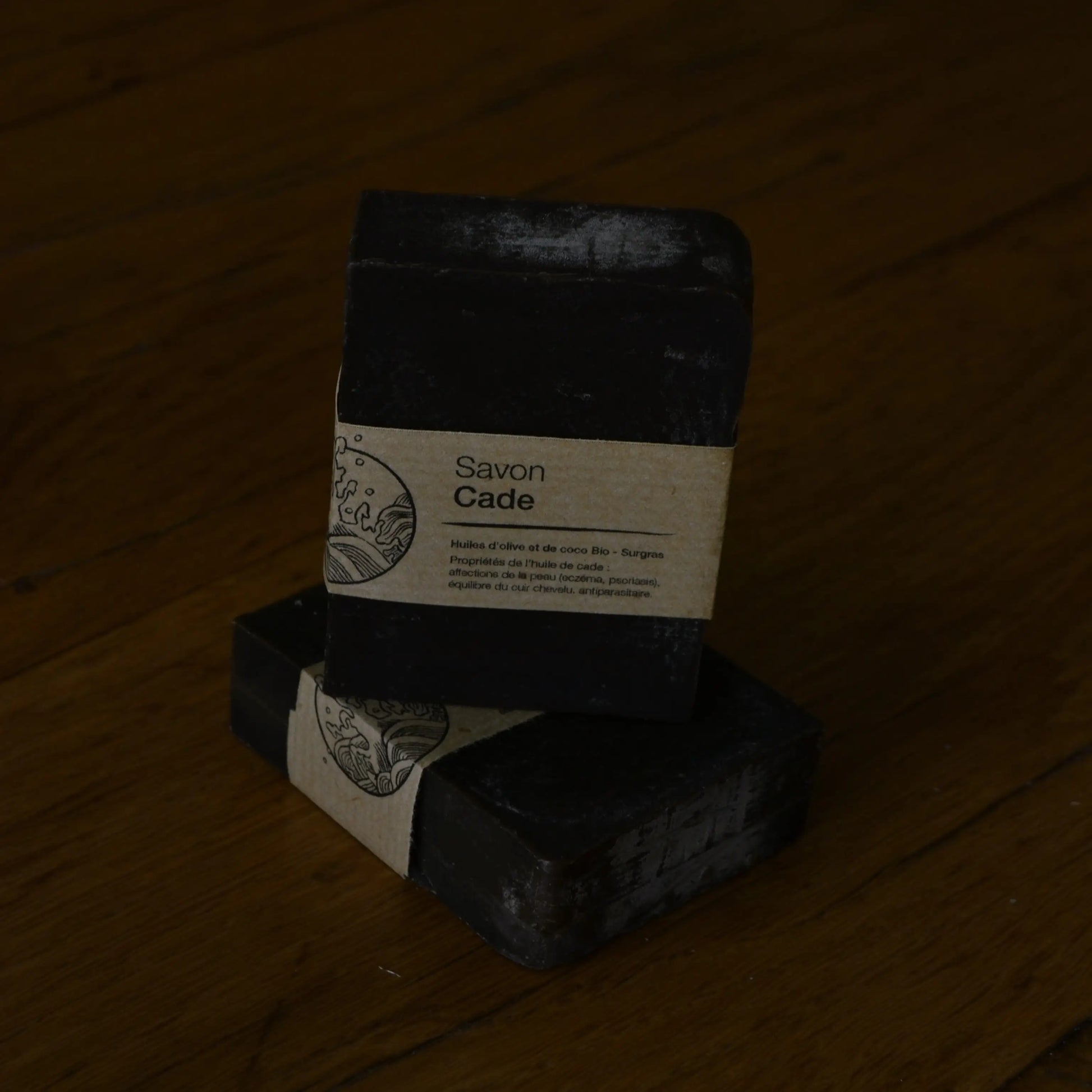 Image de savon au genévrier cade | Le sens des choses, boutique en ligne de produits artisanaux, naturels et écoresponsables, fabriqués en France ou en Europe : savons artisanaux, bougies parfumées, accessoires zéro déchet.