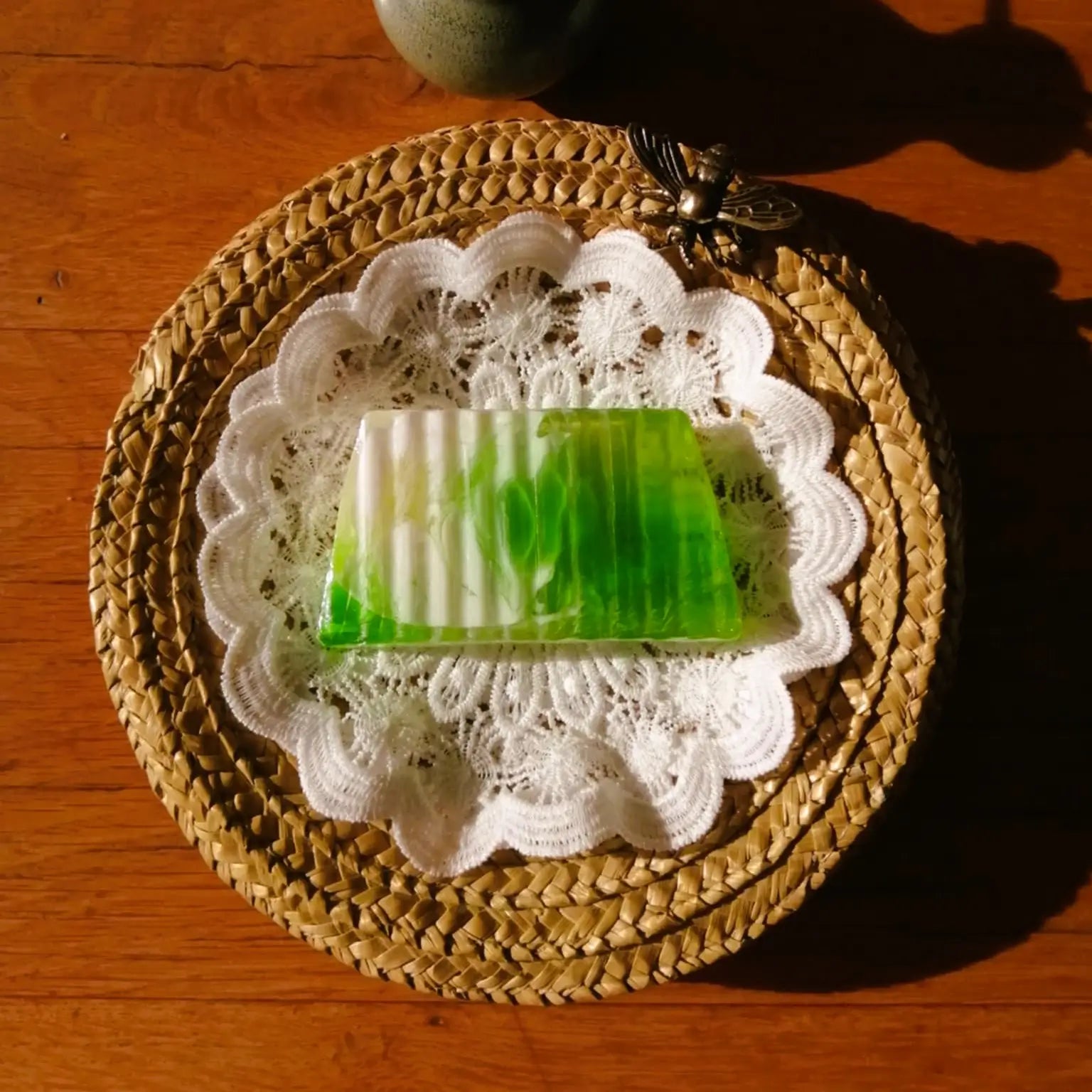 savon végétal au jasmin | Le sens des choses, boutique en ligne de produits artisanaux, naturels et écoresponsables fabriqués en France ou en Europe.