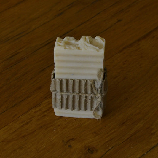 Image de savon au lait de chèvre hydratant et nourrissant | Le sens des choses, boutique en ligne de produits artisanaux, naturels et écoresponsables, fabriqués en France ou en Europe : savons artisanaux, bougies parfumées, accessoires zéro déchet.