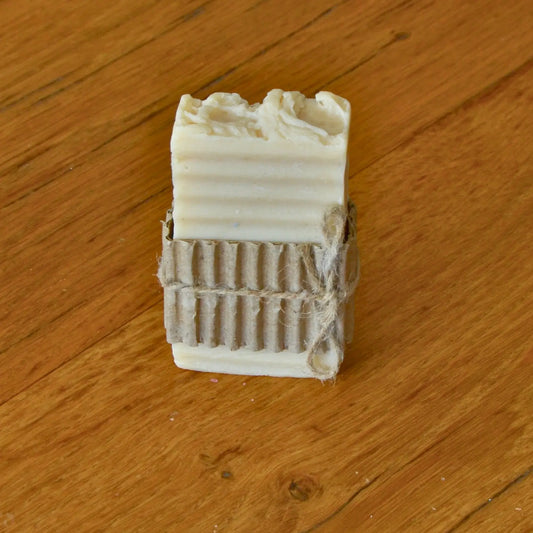 Image de Savon naturel au lait de chèvre hydratant et nourrissant | Le sens des choses – boutique artisanale éthique de bougies parfumées et savons naturels fabriqués en France