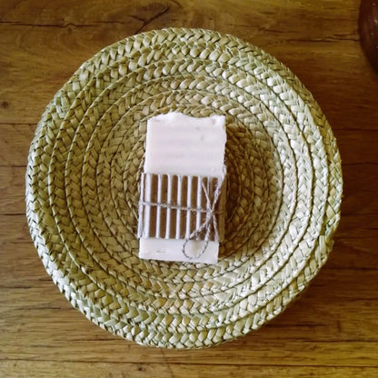 savon au lait de chèvre — hydratant & nourrissant | Le sens des choses, boutique en ligne de produits artisanaux, naturels et écoresponsables fabriqués en France ou en Europe.
