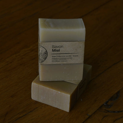 Image de savon au miel des Cévennes | Le sens des choses, boutique en ligne de produits artisanaux, naturels et écoresponsables, fabriqués en France ou en Europe : savons artisanaux, bougies parfumées, accessoires zéro déchet.