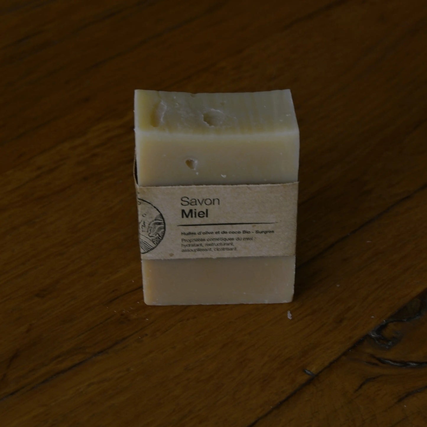 Image de savon au miel des Cévennes | Le sens des choses, boutique en ligne de produits artisanaux, naturels et écoresponsables, fabriqués en France ou en Europe : savons artisanaux, bougies parfumées, accessoires zéro déchet.
