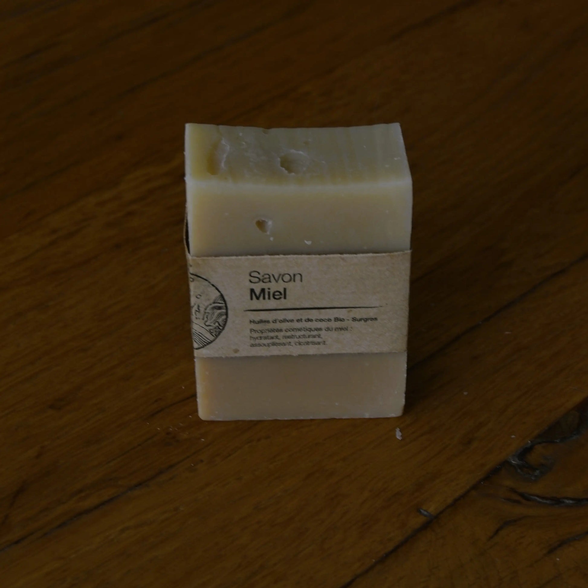 Image de savon au miel des Cévennes | Le sens des choses, boutique en ligne de produits artisanaux, naturels et écoresponsables, fabriqués en France ou en Europe : savons artisanaux, bougies parfumées, accessoires zéro déchet.