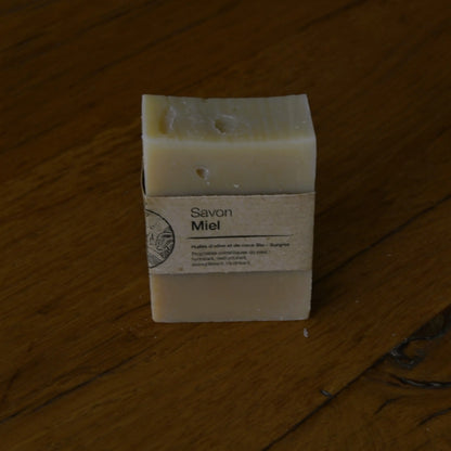 Image de savon au miel des Cévennes | Le sens des choses, boutique en ligne de produits artisanaux, naturels et écoresponsables, fabriqués en France ou en Europe : savons artisanaux, bougies parfumées, accessoires zéro déchet.