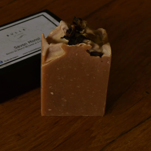 Image de savon au monoî | Le sens des choses, boutique en ligne de produits artisanaux, naturels et écoresponsables, fabriqués en France ou en Europe : savons artisanaux, bougies parfumées, accessoires zéro déchet.