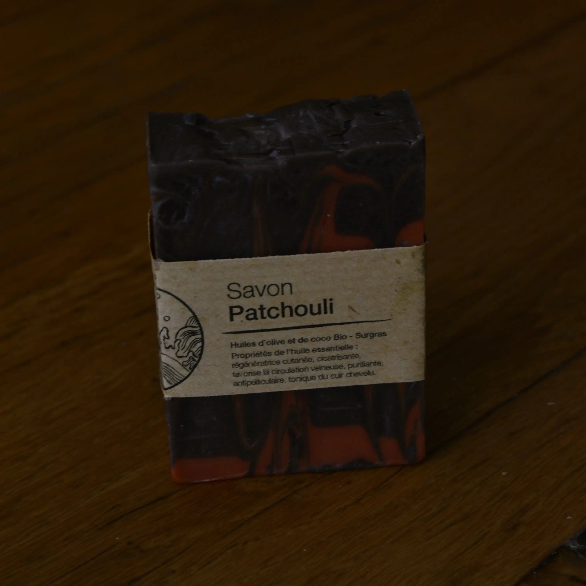 Image de savon au patchouli | Le sens des choses, boutique en ligne de produits artisanaux, naturels et écoresponsables, fabriqués en France ou en Europe : savons artisanaux, bougies parfumées, accessoires zéro déchet.