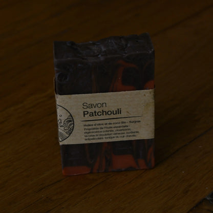 Image de savon au patchouli | Le sens des choses, boutique en ligne de produits artisanaux, naturels et écoresponsables, fabriqués en France ou en Europe : savons artisanaux, bougies parfumées, accessoires zéro déchet.